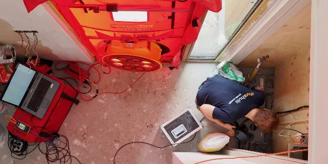 Blowerdoortest voor het meten van de luchtdichtheid van een woning